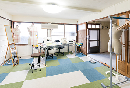 木村さんが11月にオープンした服飾のコワーキングスペース。ミシンなど必要な機材も完備されている。